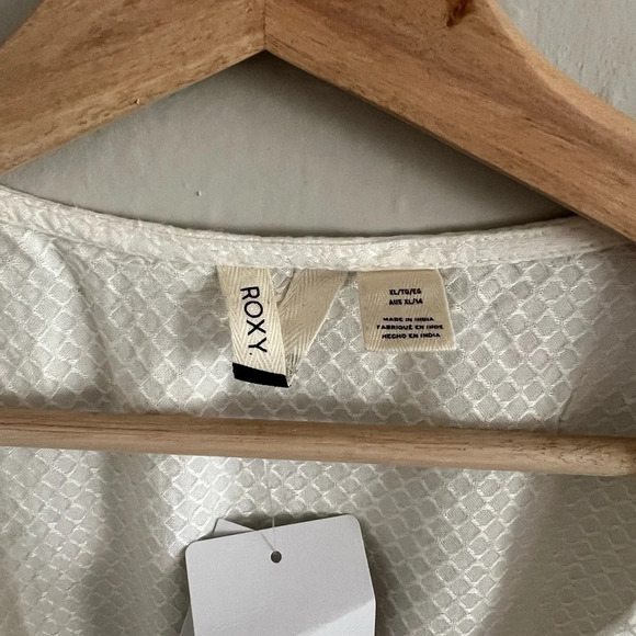 ROXY Ivory Textured Cropped Top Short Sleeve V Neck Peplum hem Size XL - Picture 4 of 12